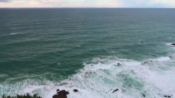 Malebná krajina Ocean. Modré vlny, bílá pěna a skály. Pohled na obzoru od útesu. Zatažené počasí - Záběry, video