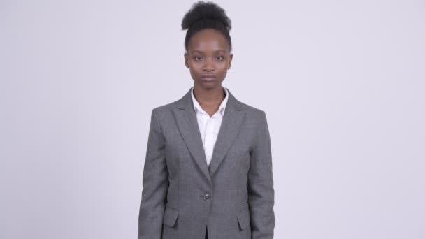 Young angry African businesswoman giving thumbs down - Séquence, vidéo