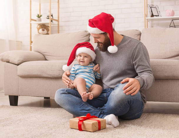 Young dad and his son celebrate christmas together - Foto, afbeelding