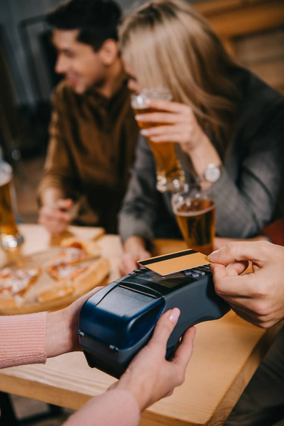 oříznutý pohled člověka platit kreditní kartou v kavárně - Fotografie, Obrázek
