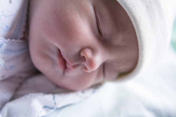 Dormir pocos recién nacido bebé de un día. concepto de fase del recién nacido somnoliento suave
  - Foto, Imagen