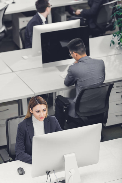 vysoký úhel zobrazení mužských a ženských podnikatelé pomocí stolní počítače v open space kanceláři - Fotografie, Obrázek