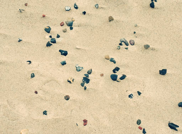 Στρώστε με άμμο παραλία της Μεσογείου με πολύχρωμα στρογγυλεμένο βότσαλο στην άμμο. Ηλιόλουστη παραλία, στη θάλασσα με άμμο και βότσαλα - Φωτογραφία, εικόνα