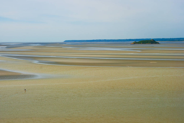 Zatoki, naprzeciwko Mont Saint Michel w regionie Normandia, Francja.  - Zdjęcie, obraz