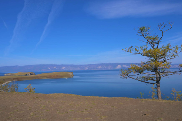 Prachtig uitzicht op Lake Baikal Olkhon Island in een zonnige dag, Irkoetsk, Rusland. - Foto, afbeelding