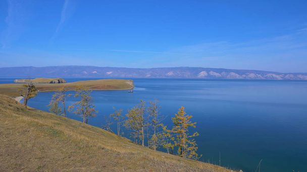 Piękny widok na jezioro Bajkał wyspa Olchon w słoneczny dzień, Irkuck, Rosja. - Zdjęcie, obraz
