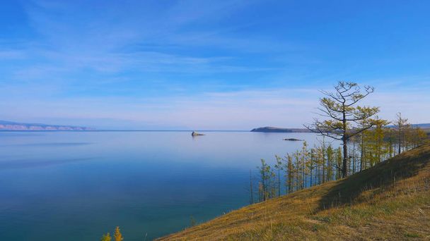 晴れた日、イルクーツク ロシアのバイカル湖モンゴルへの湖の島の美しい景色. - 写真・画像