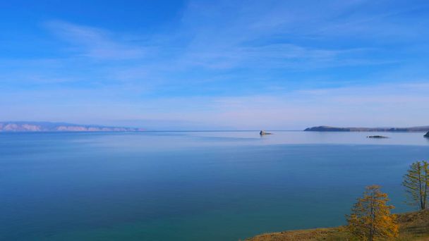 Kaunis näkymä Baikal Olkhon saarelle aurinkoisena päivänä, Irkutsk Venäjä
. - Valokuva, kuva