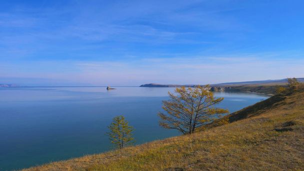 晴れた日、イルクーツク ロシアのバイカル湖モンゴルへの湖の島の美しい景色. - 写真・画像