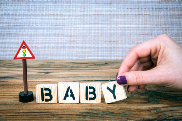 baby concept. Houten letters met verkeersbord - Foto, afbeelding
