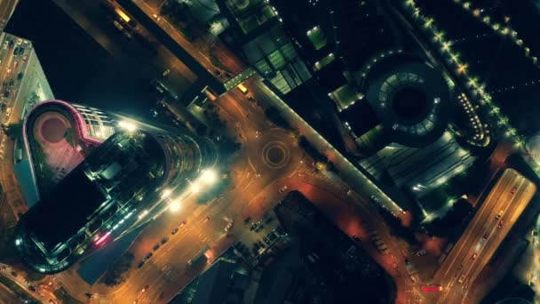 Nacht van de stad van de centrale Hong Kong wijk op luchtfoto met filmische kleur ingedeeld   - Video