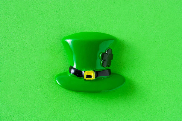 Chapeau St Patrick Day sur fond vert. Vue du dessus
 - Photo, image