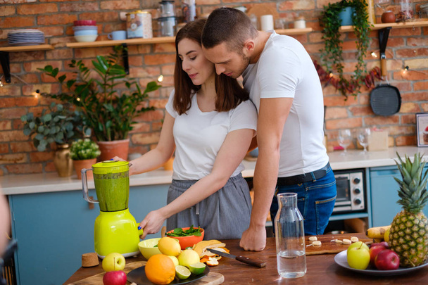 Young couple making smoothie in kitchen - Foto, immagini