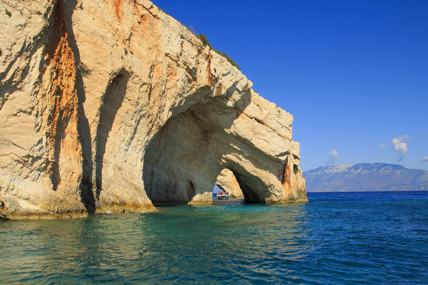 Famosa vista de cuevas azules en la isla de Zakynthos con profundo paisaje marino rocoso de zafiro. Países Bajos
 - Foto, Imagen