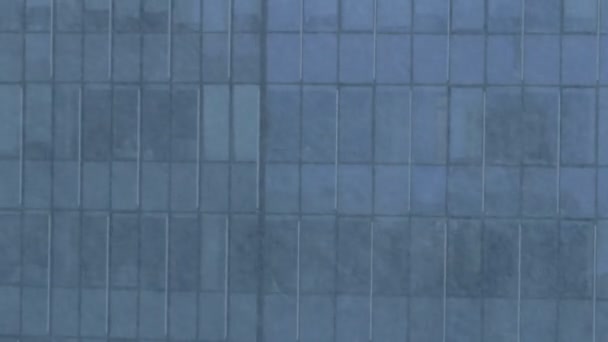 Χιονοθύελλα μπροστά από παράθυρα γραφείου στο κέντρο της πόλης - Πλάνα, βίντεο