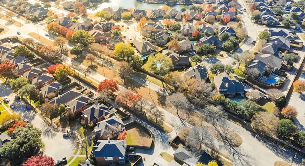 パノラマ トップ ビュー カラフルな湖畔都市のスプロール化住宅 ar - 写真・画像