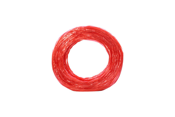 Ряд красной пластиковой веревки для связывания различных предметов изолированы на белом фоне
. - Фото, изображение