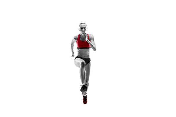 una mujer caucásica corriendo sobre fondo blanco
 - Foto, Imagen