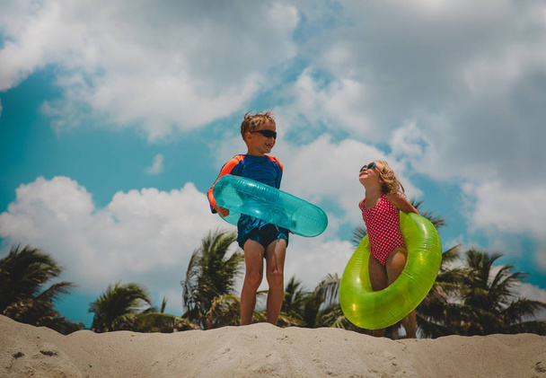 щасливий милий хлопчик і дівчина грають на пляжі
 - Фото, зображення