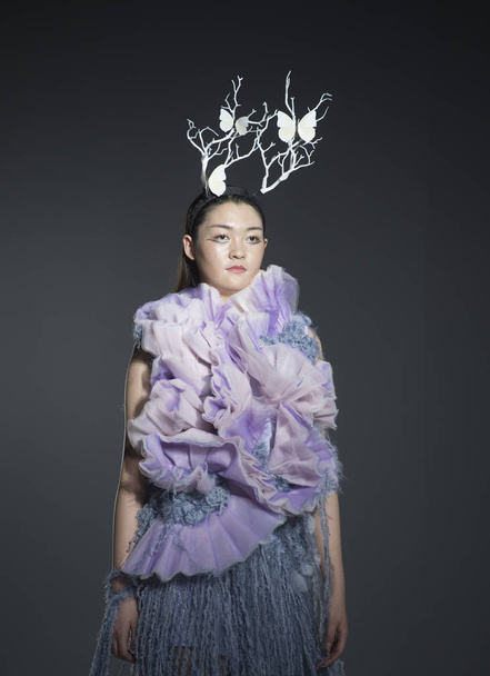 Malli näyttää valmistuneen luomuksen muotinäytöksessä valmistumissuunnittelulle Wuhanin 1. muotifestivaalin aikana Wuhanin kaupungissa, Kiinan Hubein maakunnassa, 26. toukokuuta 2017
 - Valokuva, kuva