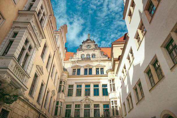 Дрезден, Германия - 4 августа 2017 года: Цвингер - позднее немецкое барокко, основанное в начале XVIII века. комплекс из четырех великолепных дворцовых зданий - Фото, изображение
