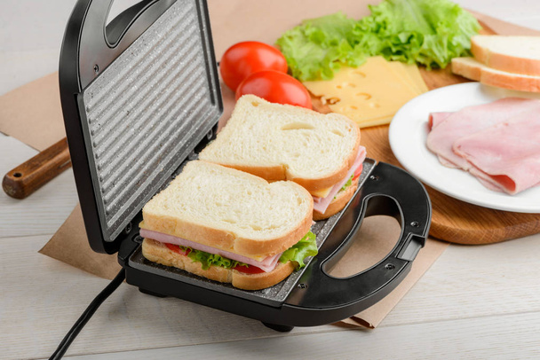 Uncooked sandwiches in panini press - Foto, Imagem