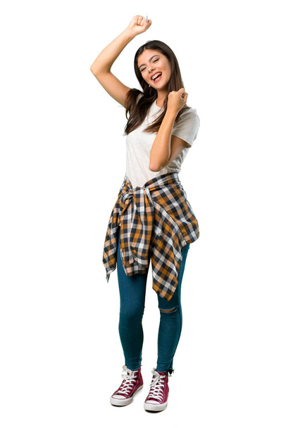 Un full-length shot di una ragazza adolescente con la camicia legata alla vita che celebra una vittoria
 - Foto, immagini