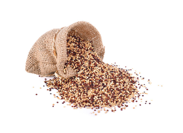 droge tricolor quinoa zaden in zak en op witte achtergrond - Foto, afbeelding