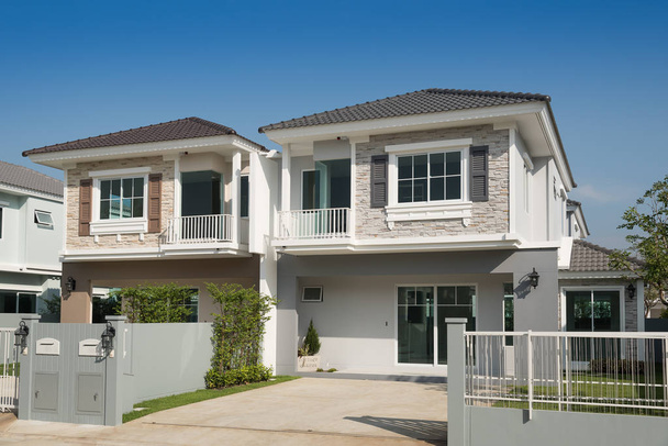 Új családi ház eladó vagy kiadó elszigetelt a kék ég háttér. Real Estate koncepció. - Fotó, kép