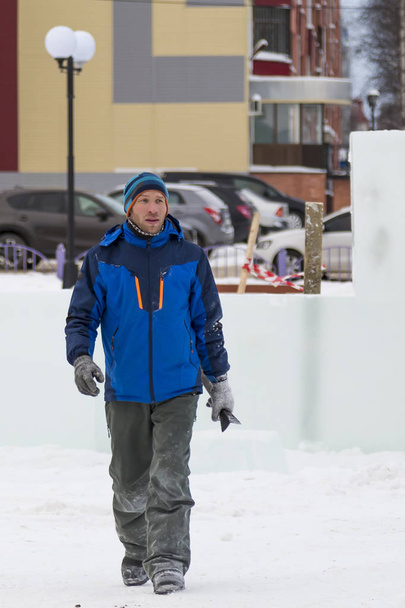 Ritratto di un lavoratore impegnato nella sistemazione di una città di ghiaccio - Foto, immagini