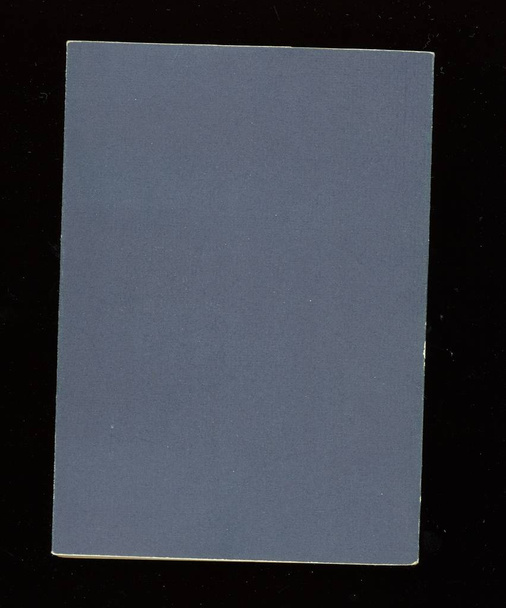 egy kék kötés könyv fölött fekete háttér - Fotó, kép