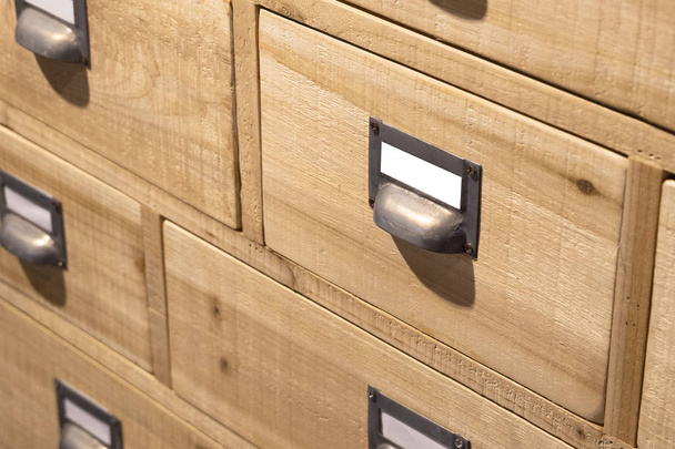 Cajones de madera modernos (cajas) archivador con etiquetas de archivo de metal maqueta en blanco (etiquetas) con espacio de copia
 - Foto, Imagen