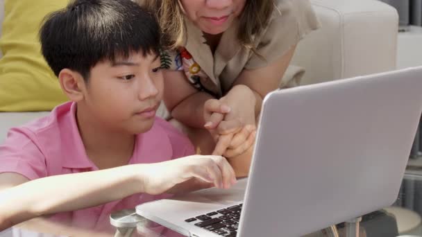 4 k aile yaşam tarzı bilgisayar oyunları oynuyor. Asya Anne ve oğlu dizüstü bilgisayar ile izlerken yüzünü gülümseme. - Video, Çekim