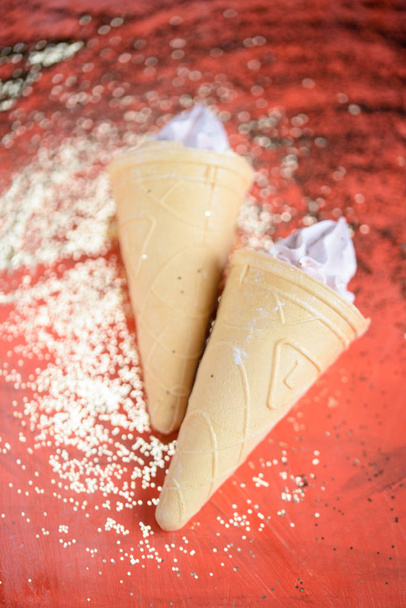 Delicioso y hermoso pastel de helado de merengue. Fondo de coral, color de moda en 2019
. - Foto, imagen