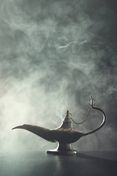 Φανός της προσδοκιές σε καπνιστή ατμόσφαιρα - Φωτογραφία, εικόνα