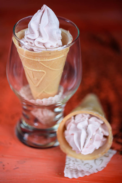 Delicioso y hermoso pastel de helado de merengue. Fondo de coral, color de moda en 2019
. - Foto, Imagen