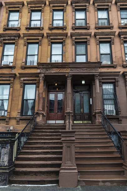 Régi házak tipikus Harlem szomszédságában Manhattan, New York City, Amerikai Egyesült Államok - Fotó, kép