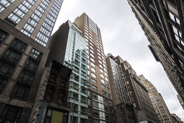 Fachada de un rascacielos moderno y clásico en Manhattan en Nueva York, Estados Unidos
 - Foto, Imagen