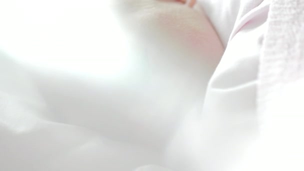 生まれたばかりの赤ちゃんの青い目の少女 - 映像、動画