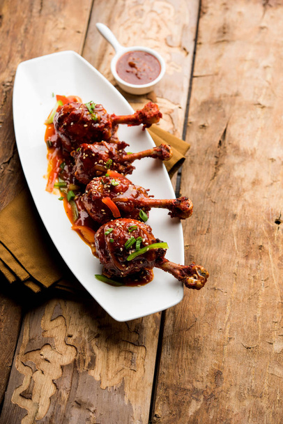Сычуаньский курица, которая является популярным индо-китайский не вегетарианский рецепт. подается в тарелке с соусом чили. селективный фокус
 - Фото, изображение
