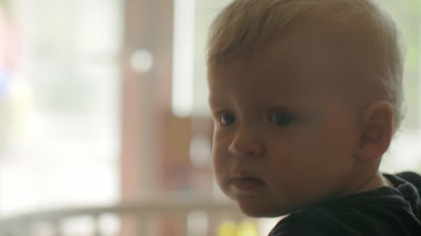 Un gros plan d'un visage de bébé fille qui regarde attentivement dans la distance
 - Séquence, vidéo