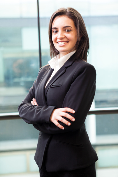 Портрет успешной молодой деловой женщины, улыбающейся в ответ
 - Фото, изображение