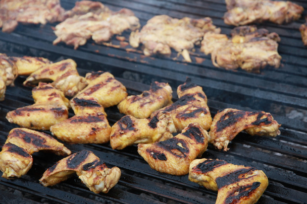 bonnes ailes de poulet et poitrine de poulet grillée avec gril barbecue
 - Photo, image