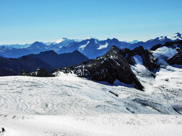 Imprima um panorama do pico alpino de Clariden, na cordilheira dos Alpes Glarus Cantões de Uri e Glarus, Suíça
 - Foto, Imagem
