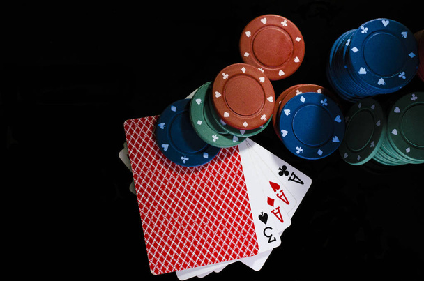 Фишки и игральные карты в покер играть на зеленом и черном фоне лестницы, полный, пары, трио
 - Фото, изображение