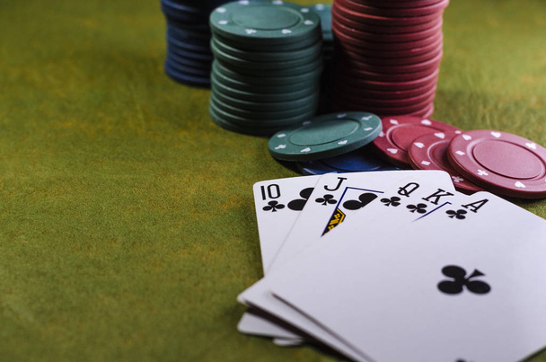 Cips ve iskambil bir poker yeşil ve siyah arka plan merdiven, tam, ikili, Üçlü oynamak - Fotoğraf, Görsel