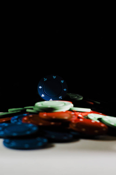 Chips und Spielkarten in einem Pokerspiel auf grünen und schwarzen Hintergrund Leiter, voll, Paare, Trio - Foto, Bild
