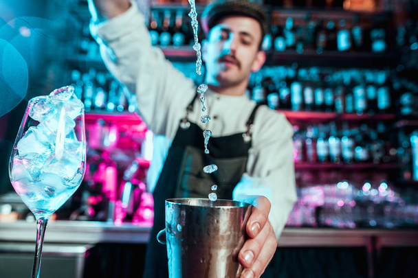 Esperto barman sta facendo cocktail al night club. - Foto, immagini