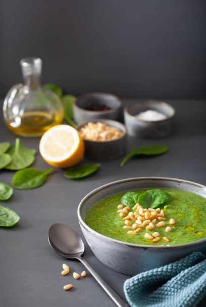 sopa de coliflor cremosa verde de espinacas sobre fondo gris
 - Foto, Imagen