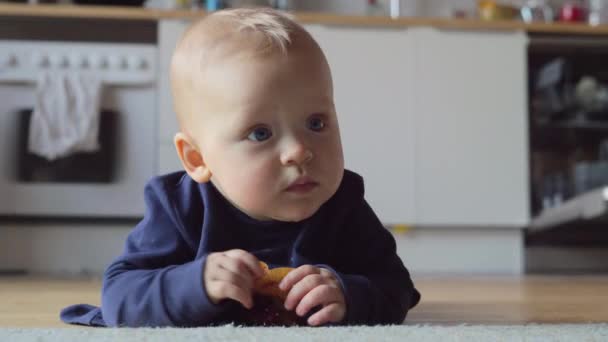 Bebé haciendo esfuerzos para arrastrarse en el suelo en casa
 - Imágenes, Vídeo